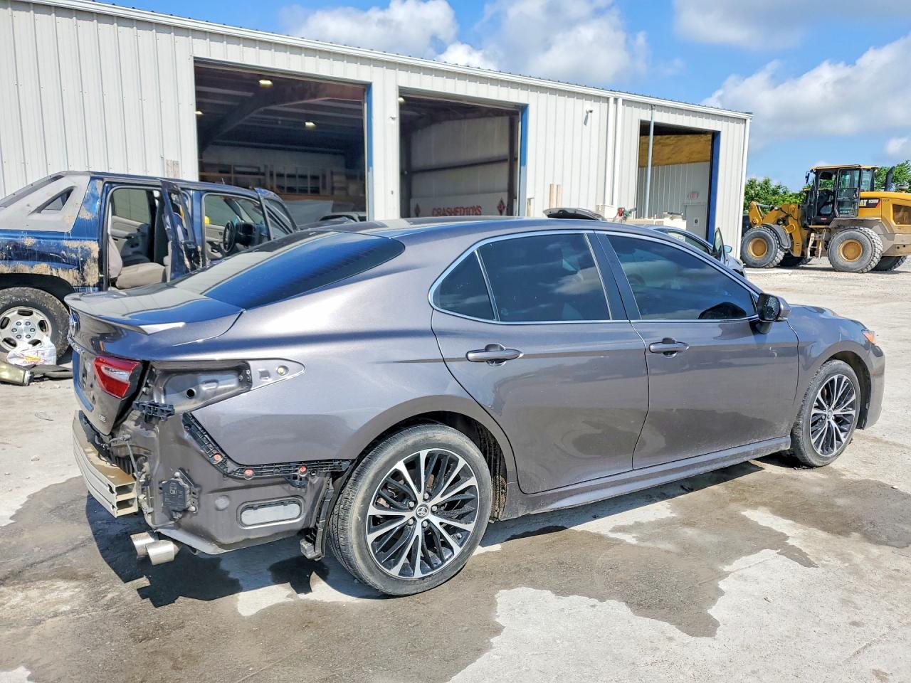 2018 Toyota Camry Se - Фото 3