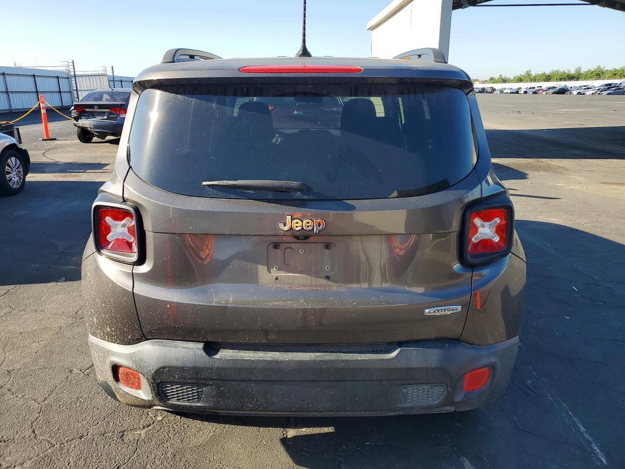 2017 Jeep Renegade Latitude - Image 6