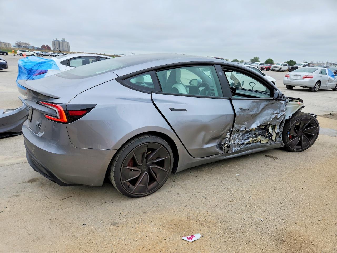 2025 Tesla Model 3 - Фото 3