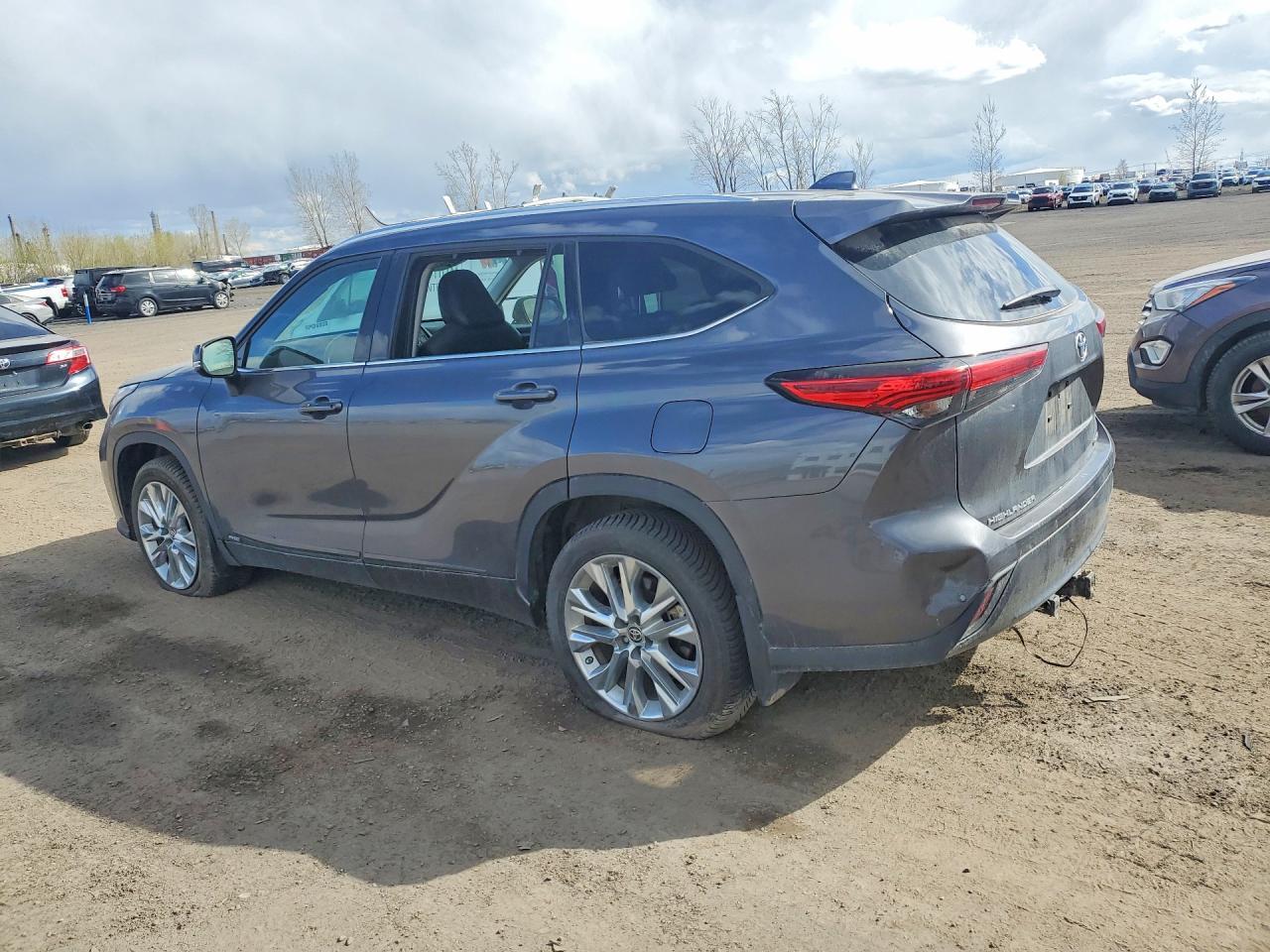 2022 Toyota Highlander Hybrid Limited - Image 2