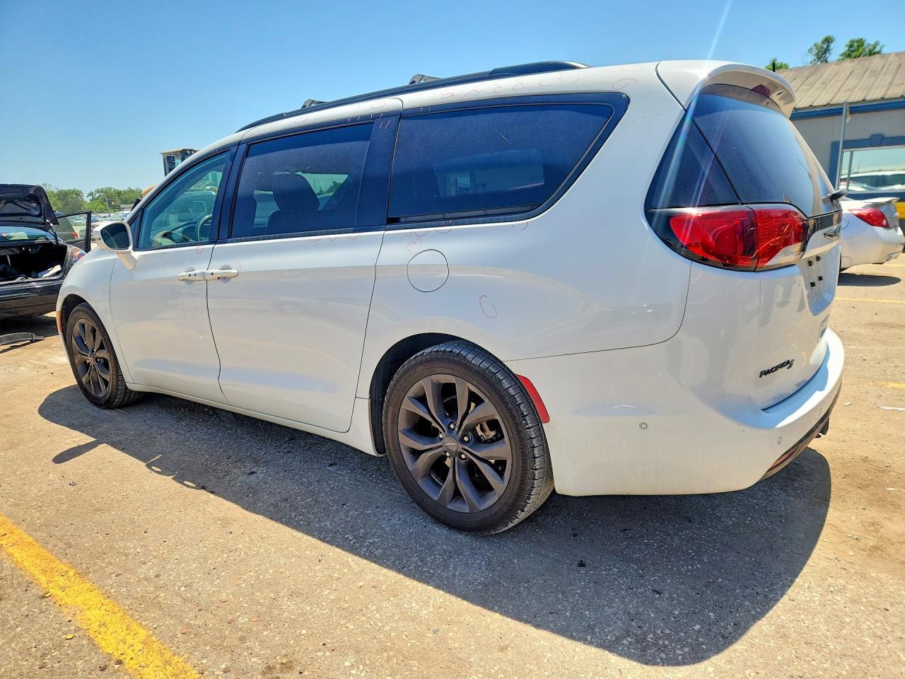 2019 Chrysler Pacifica Limited - Фото 2