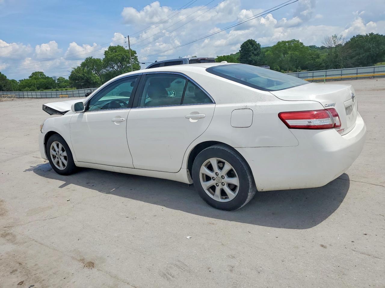 2011 Toyota Camry Le - Фото 2