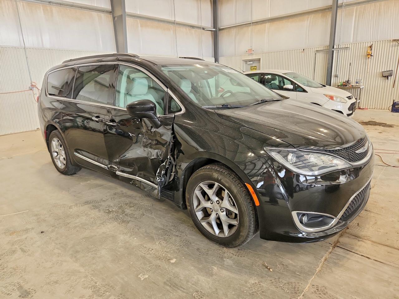 2017 Chrysler Pacifica Touring L - Image 4