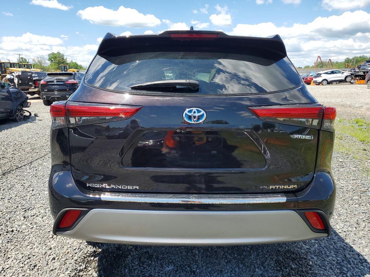 2021 Toyota Highlander Hybrid Platinum - Image 6