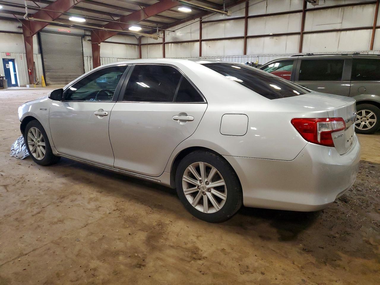 2012 Toyota Camry Hybrid Xle - Image 2