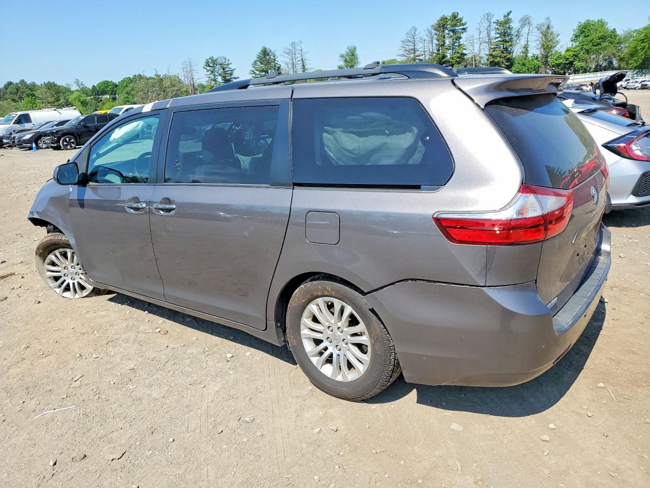 2017 Toyota Sienna Xle 8-Passenger - Фото 2