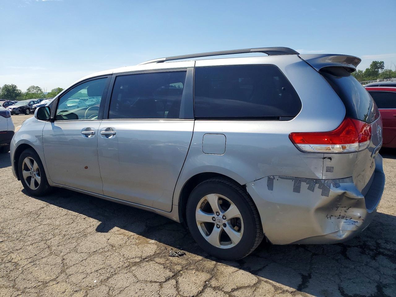 2011 Toyota Sienna Le - Фото 2