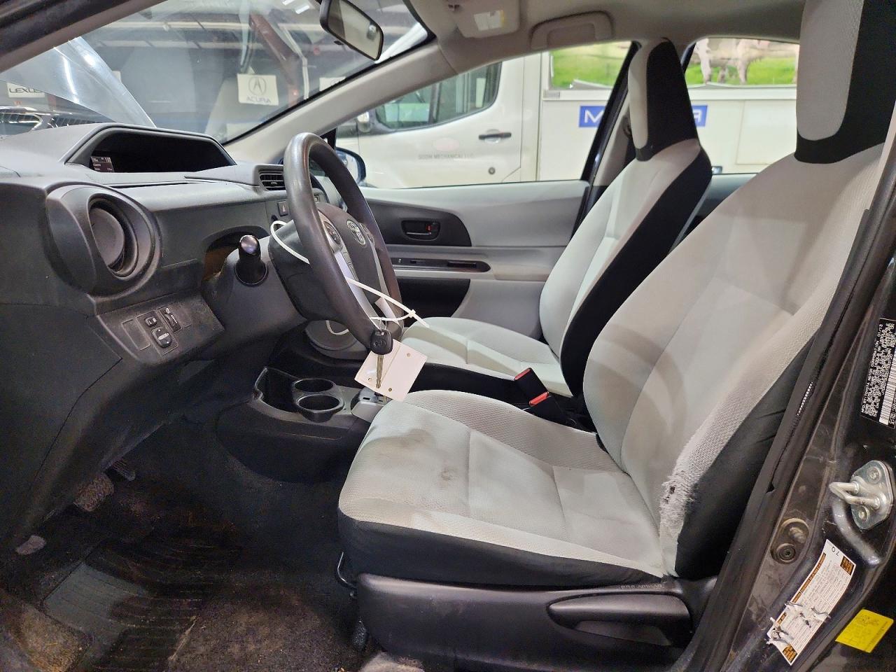 2013 Toyota Prius C One - Фото 7