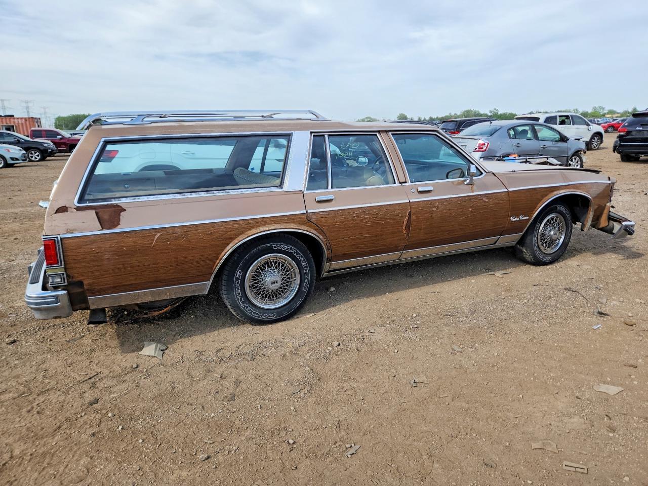 1988 Oldsmobile Custom Cruiser - Фото 3