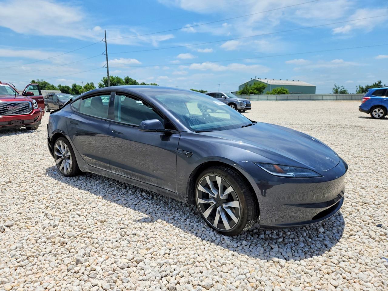 2025 Tesla Model 3 - Фото 4