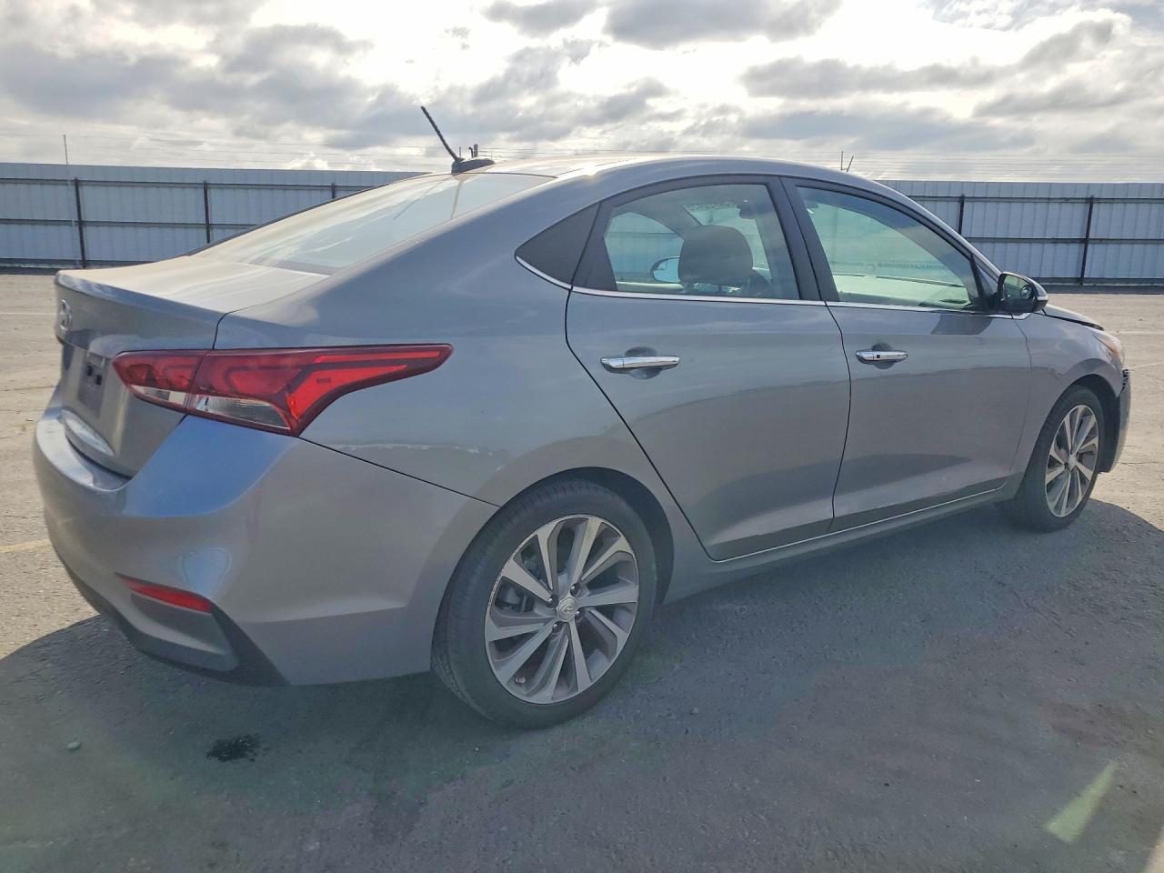 2022 Hyundai Accent Limited - Фото 3