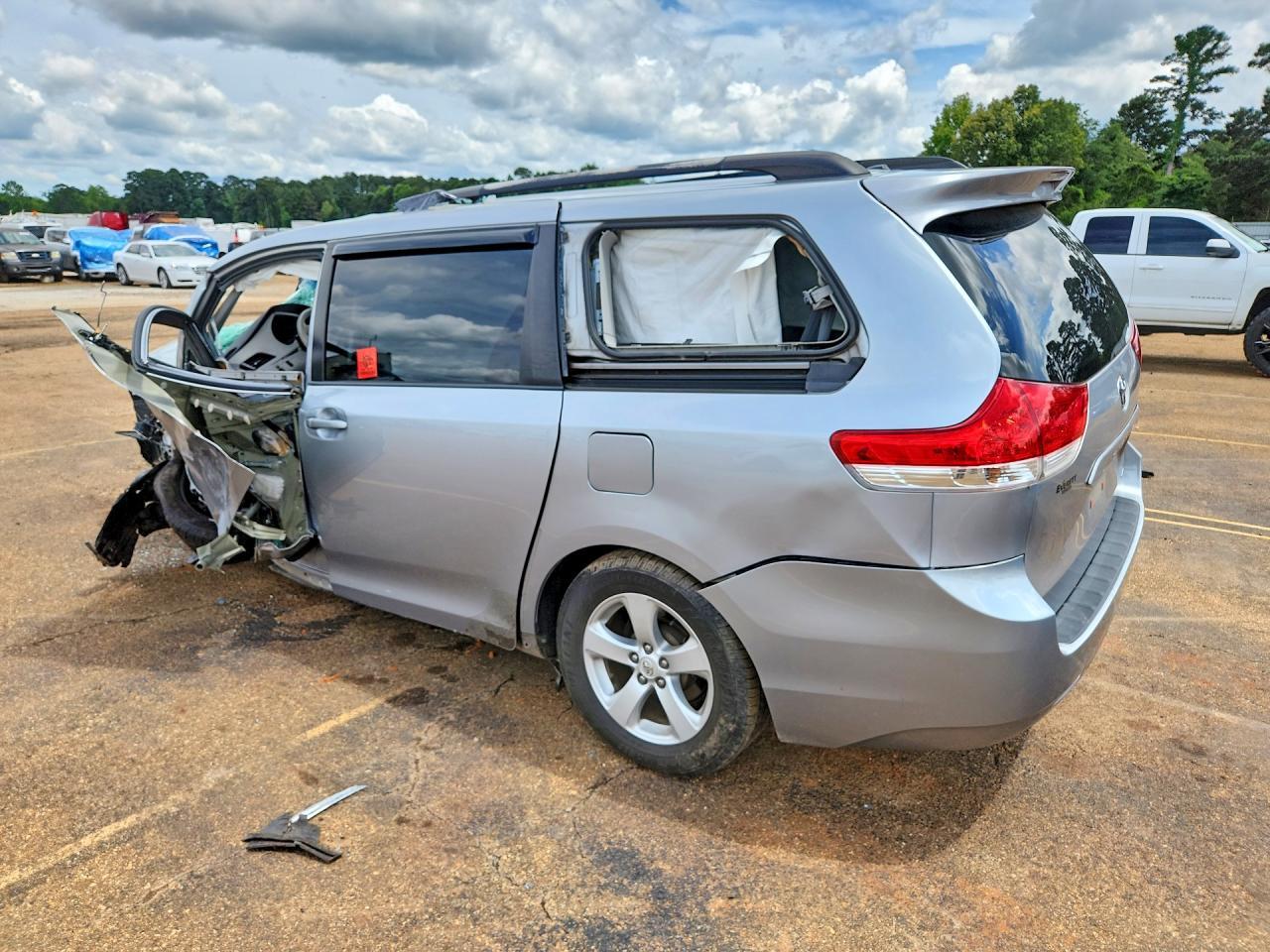2011 Toyota Sienna Le - Фото 2