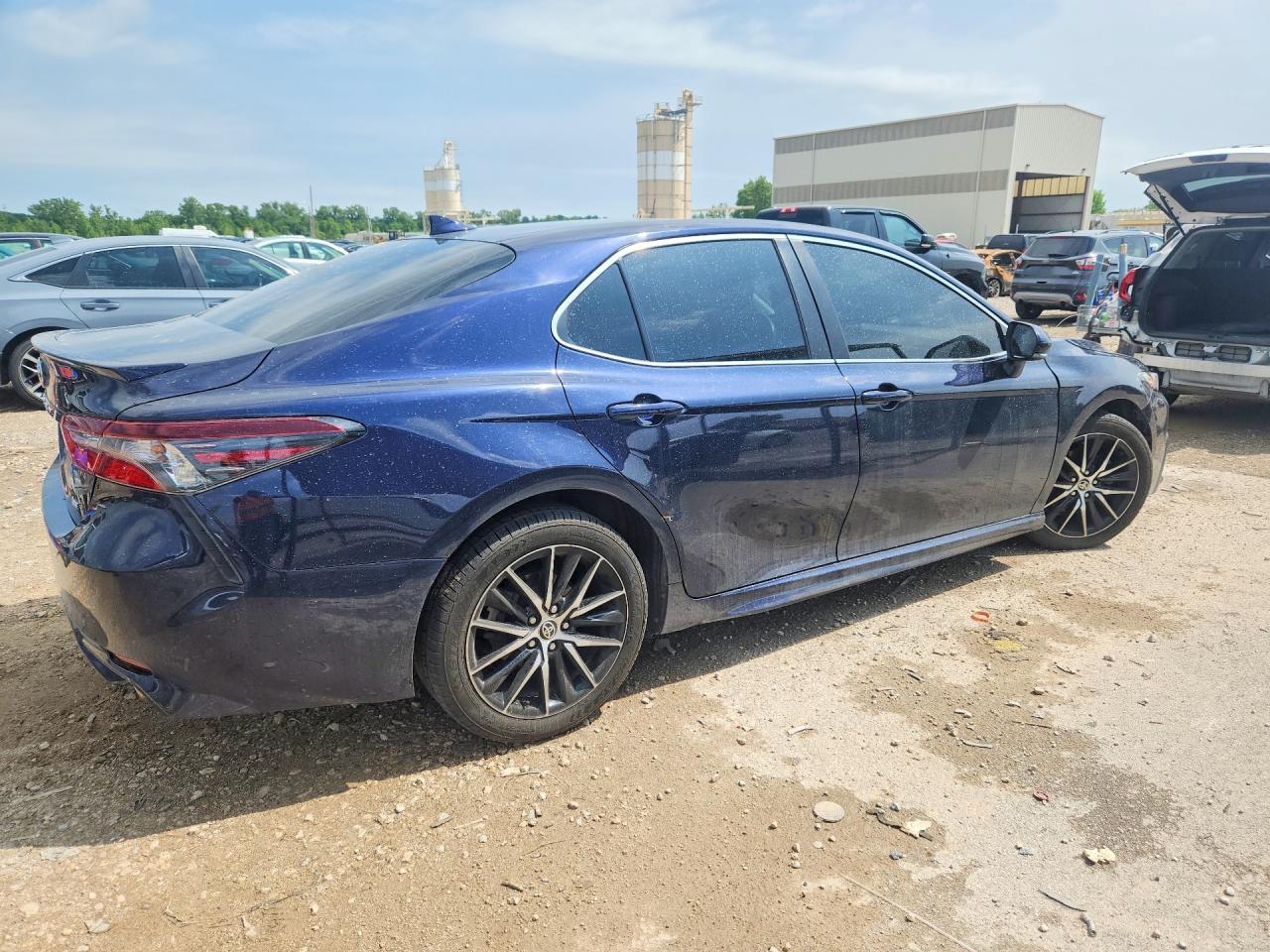 2022 Toyota Camry Se - Image 3