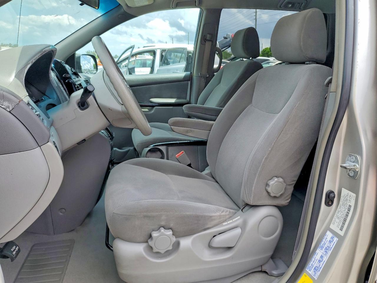 2004 Toyota Sienna Le 7 Passenger - Фото 7