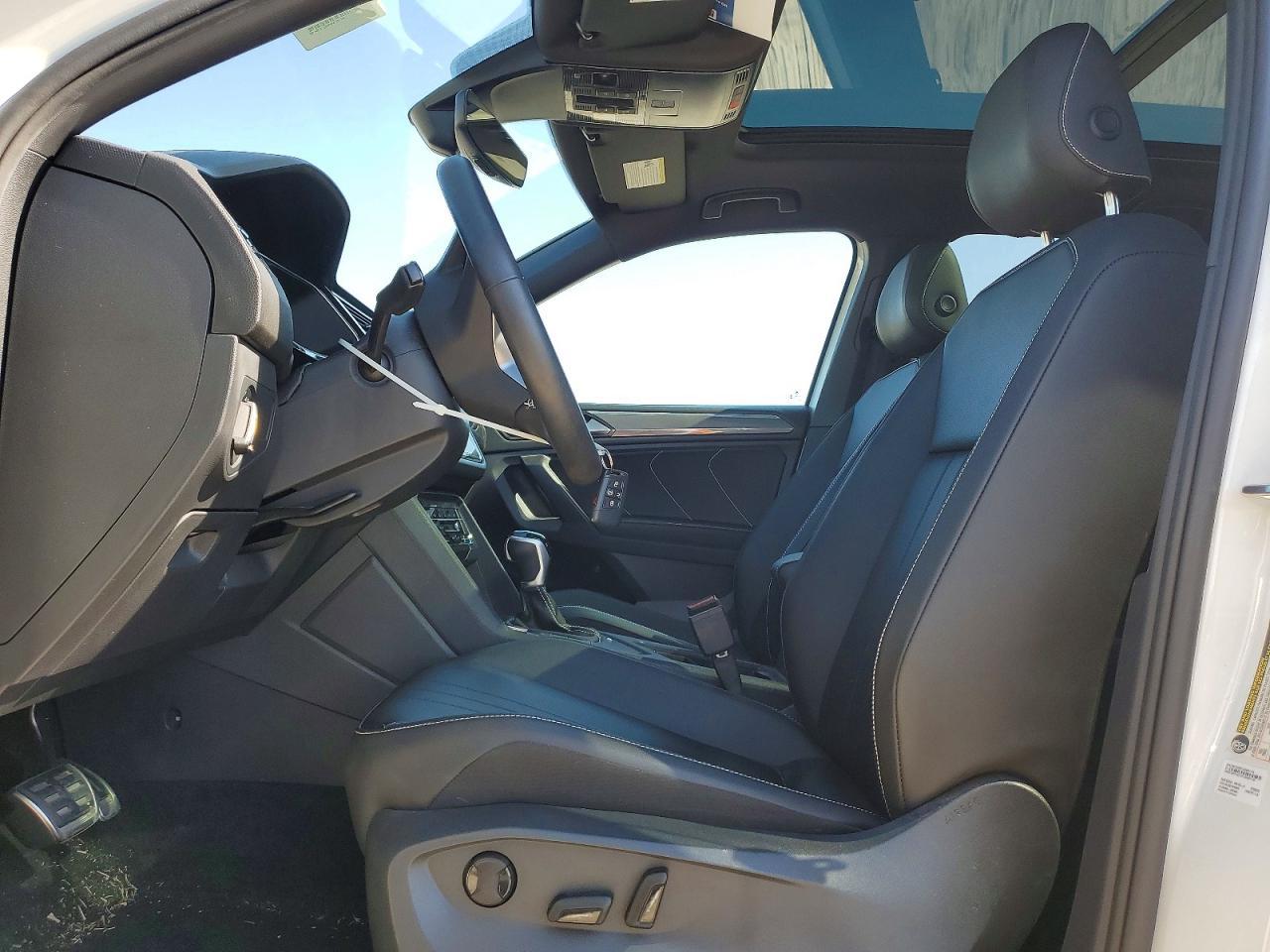 2023 Volkswagen Tiguan Se R-Line Black - Image 7