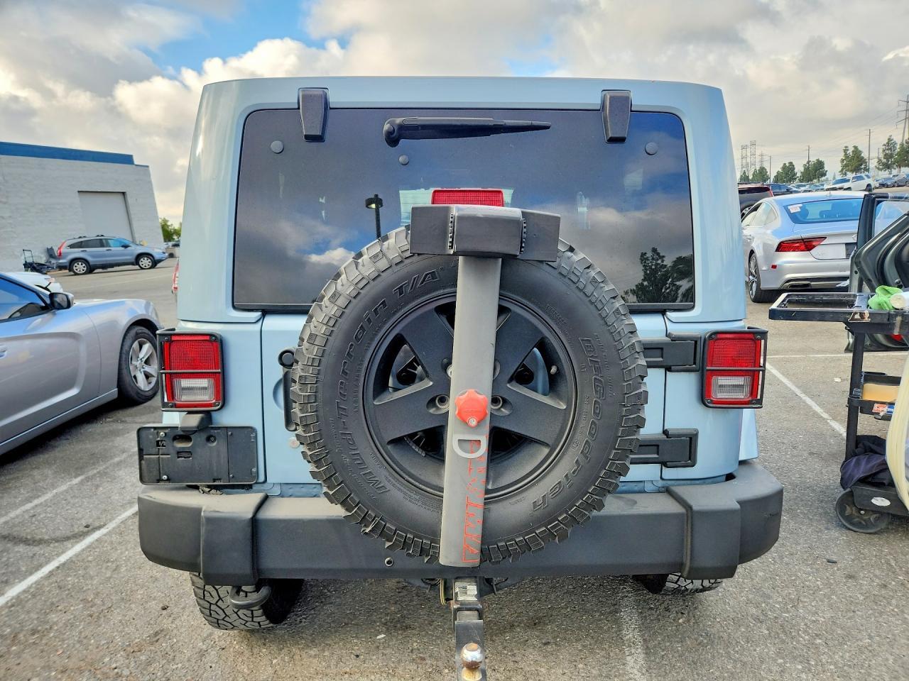 2012 Jeep Wrangler Sahara - Image 6