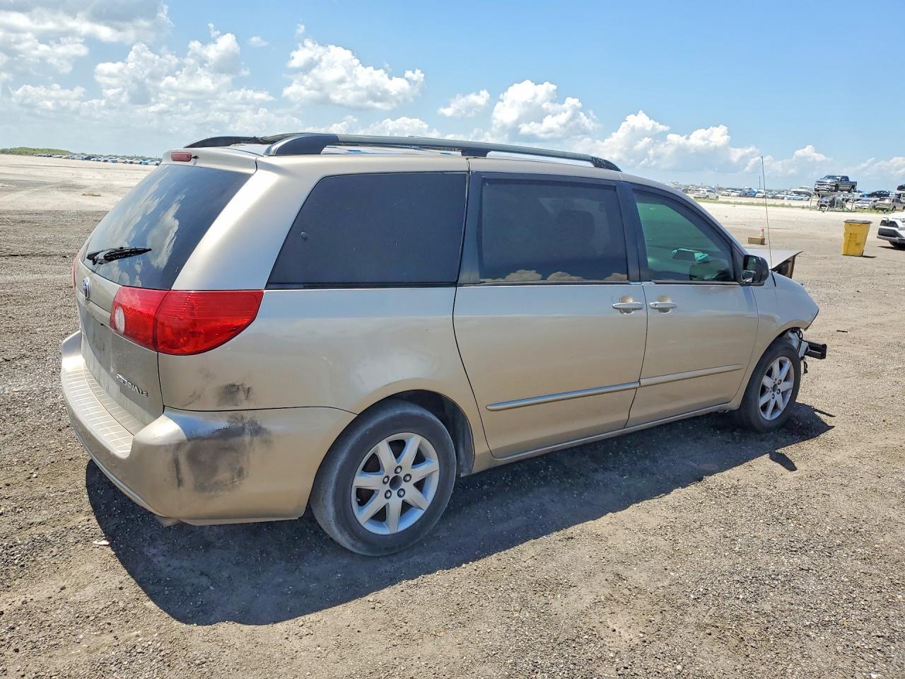 2007 Toyota Sienna Le 8-Passenger - Фото 3