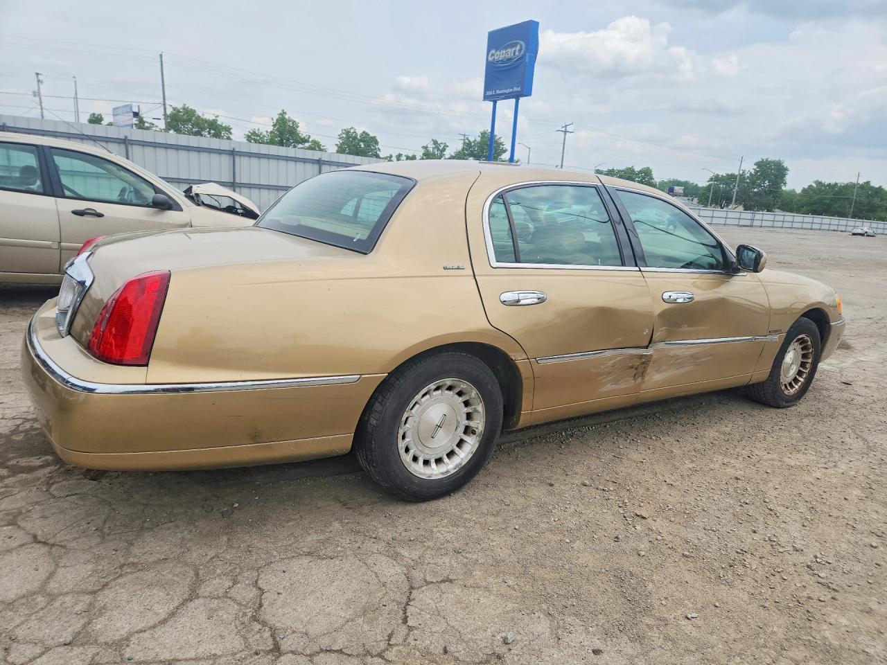 1998 Lincoln Town Car Executive - Image 3