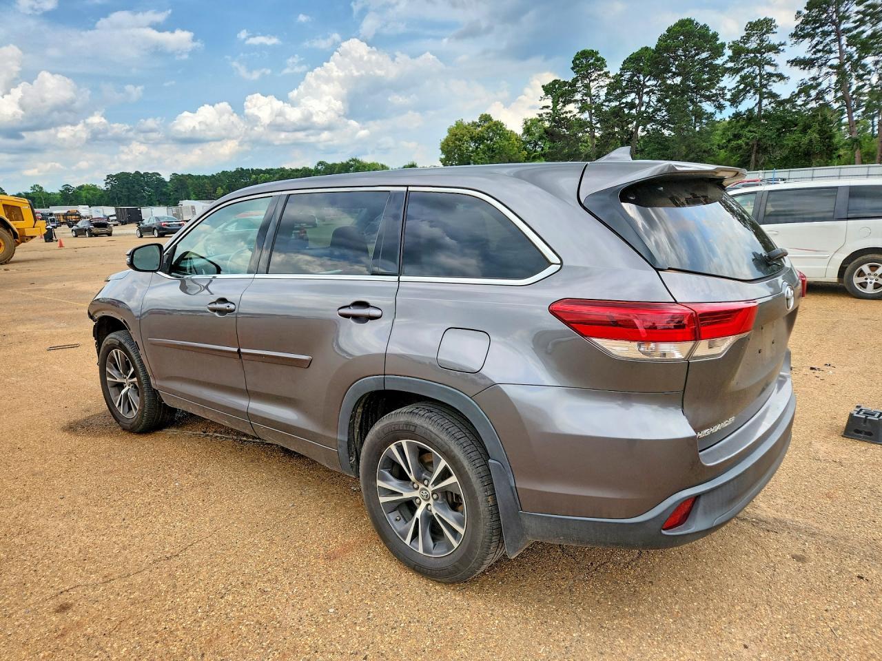 2017 Toyota Highlander Le Plus - Image 2