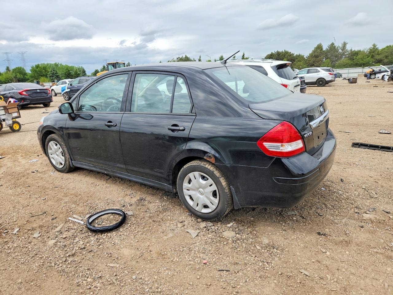 2011 Nissan Versa 1.8 S - Фото 2