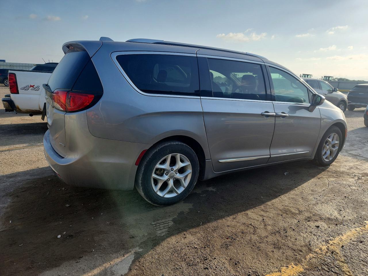 2020 Chrysler Pacifica Limited - Фото 3