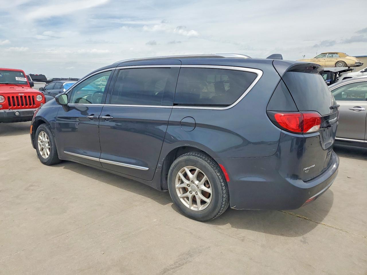 2020 Chrysler Pacifica Touring L - Image 2