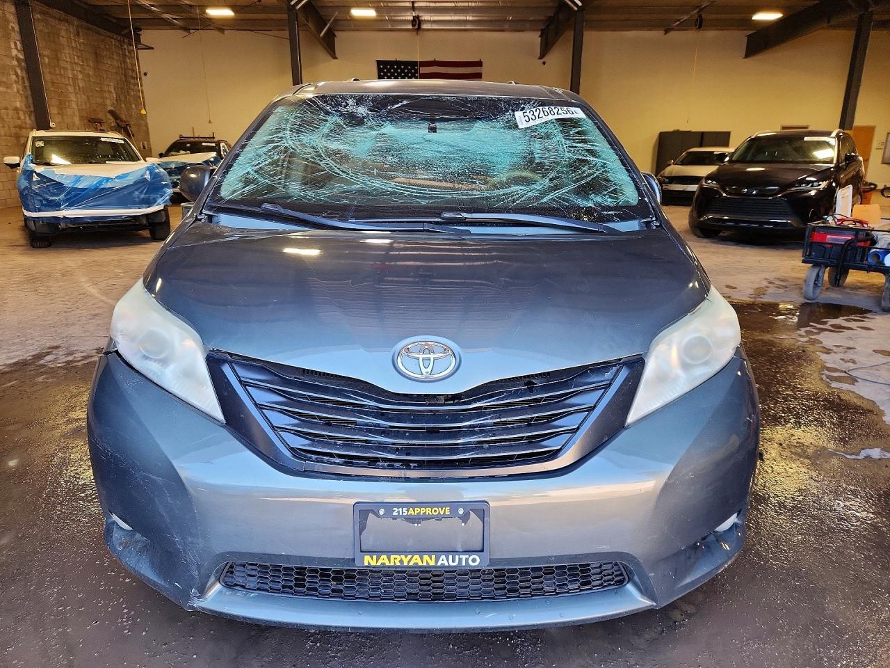 2011 Toyota Sienna Xle 8-Passenger - Фото 5