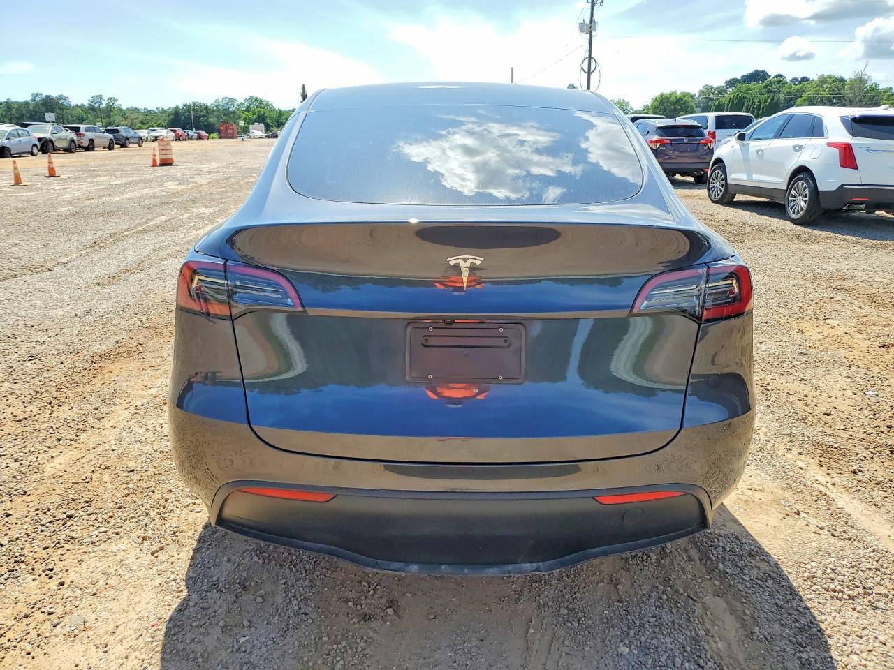 2025 Tesla Model Y - Фото 6