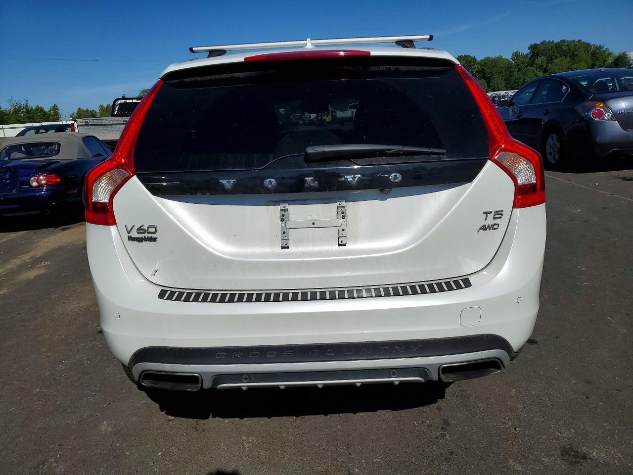 2017 Volvo V60 Cross Country Premier - Image 6