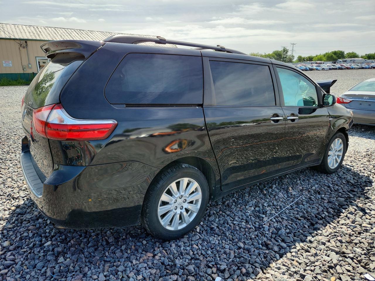 2017 Toyota Sienna Xle 7-Passenger - Image 3