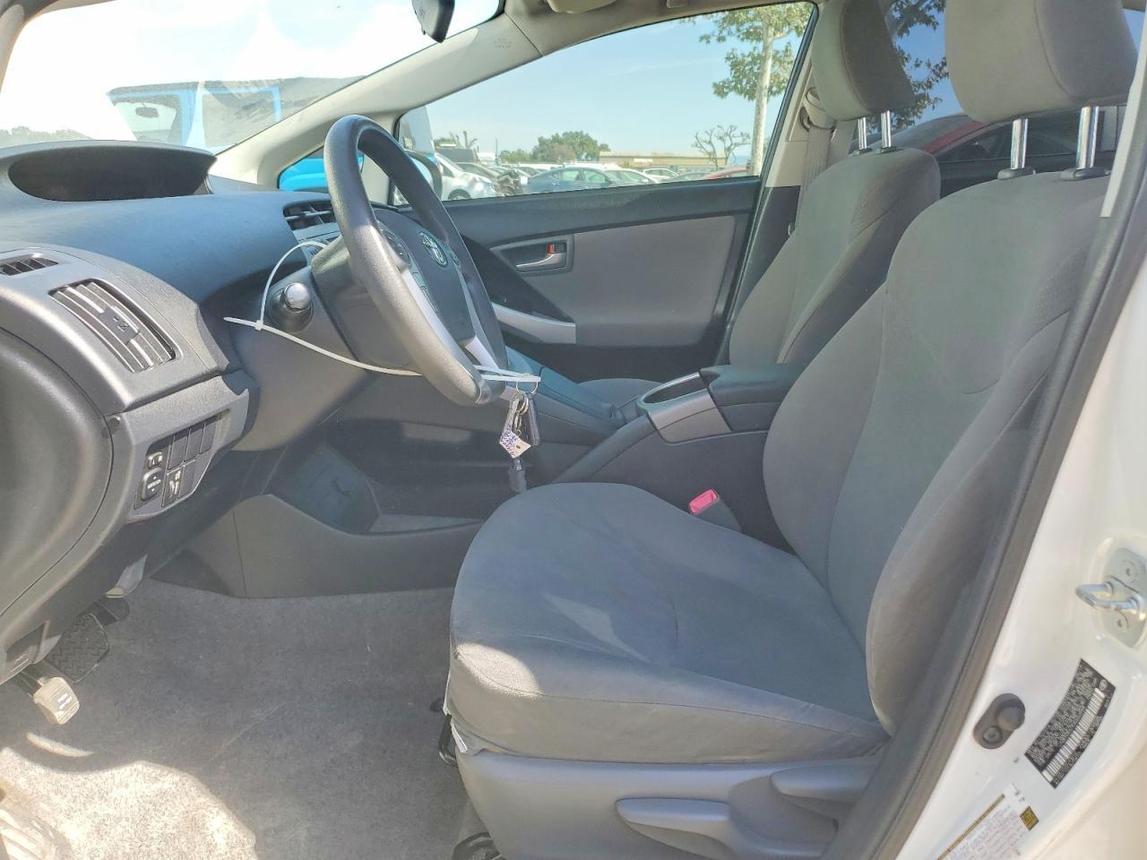 2013 Toyota Prius Two - Фото 7
