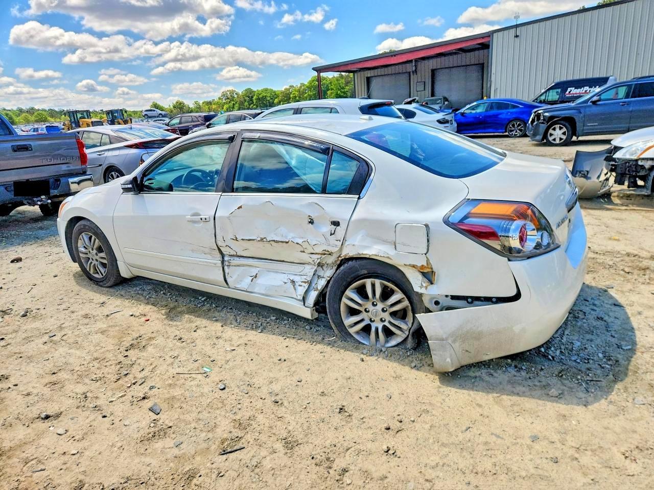 2010 Nissan Altima - Фото 2