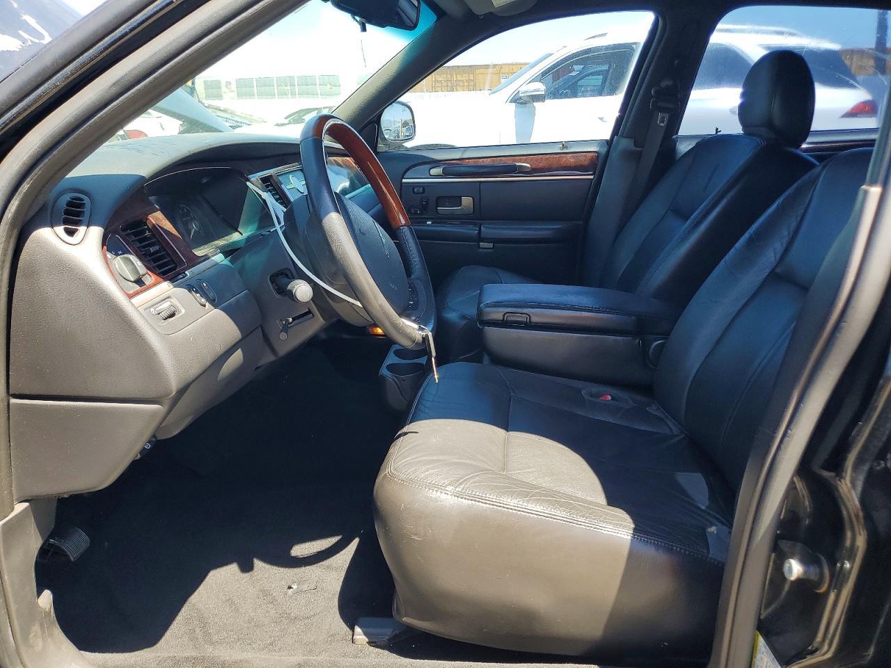 2010 Lincoln Town Car Signature Limited - Image 7