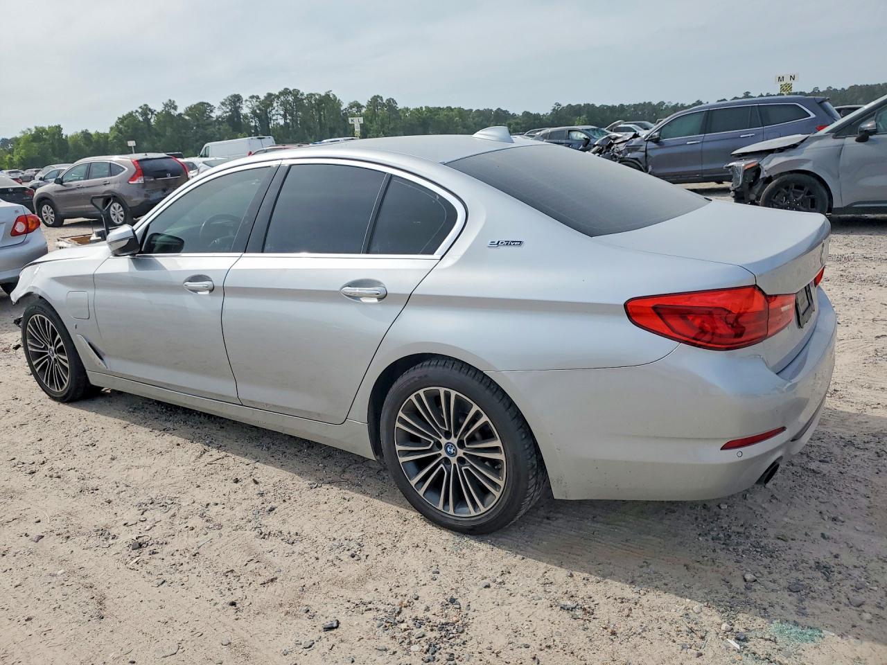 2018 BMW 530E - Фото 2