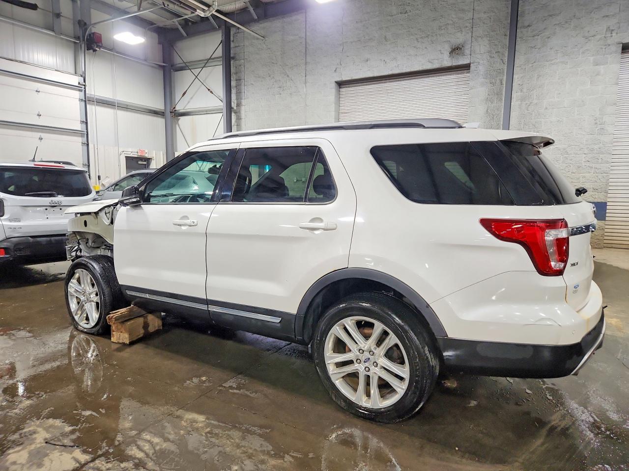 2017 Ford Explorer Xlt - Image 2