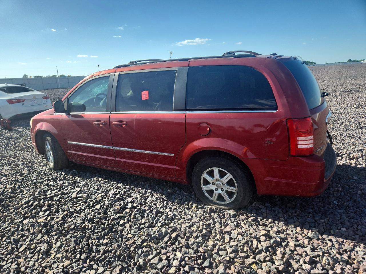 2010 Chrysler Town & Country Touring - Фото 2