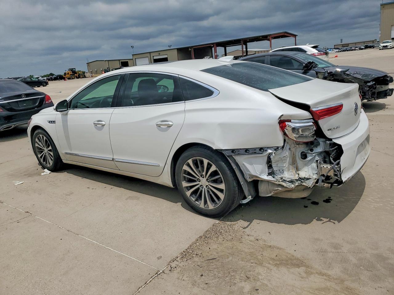 2017 Buick Lacrosse Essence - Image 2