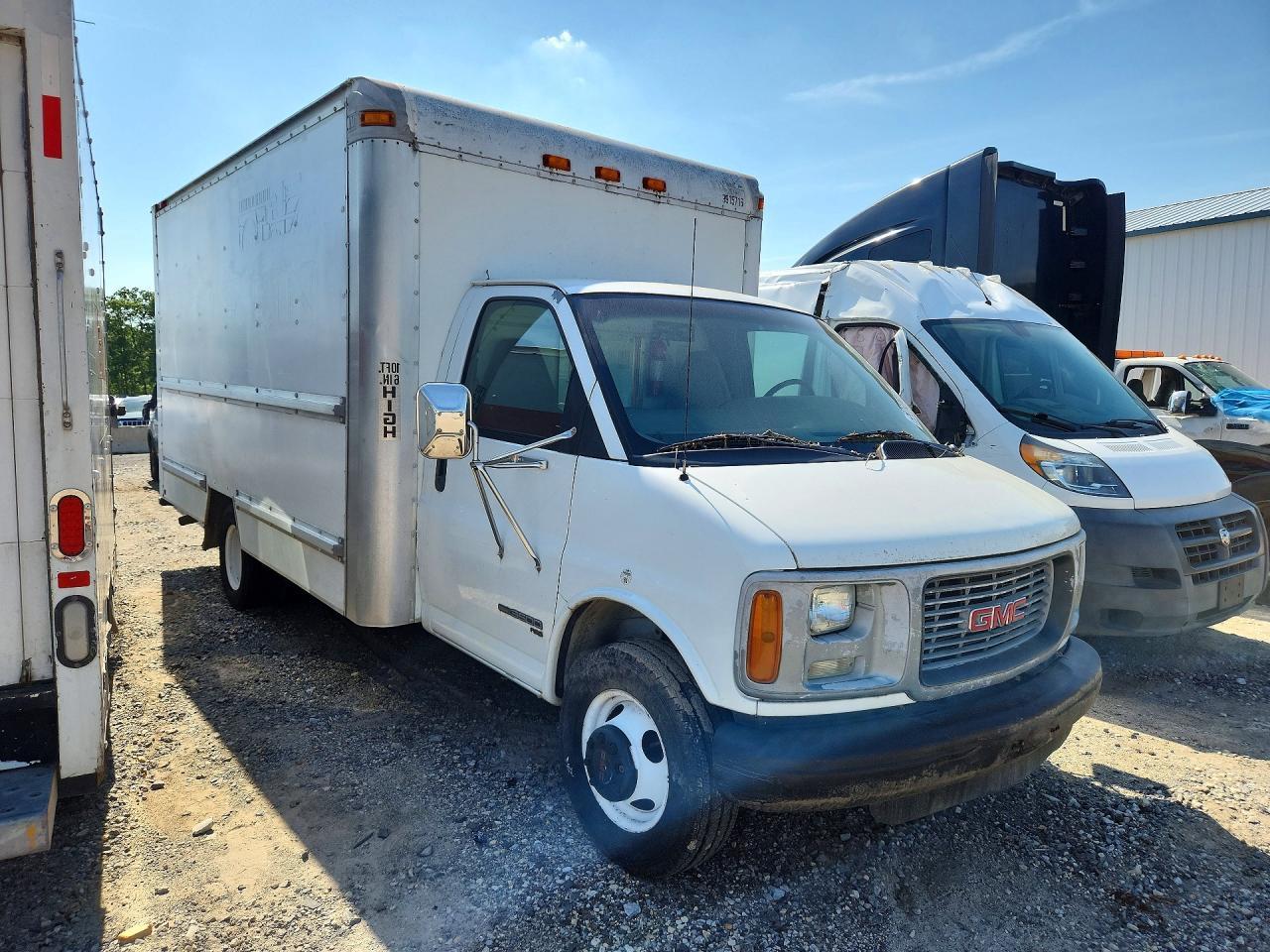 2001 GMC Savana - Box Truck - Image 4