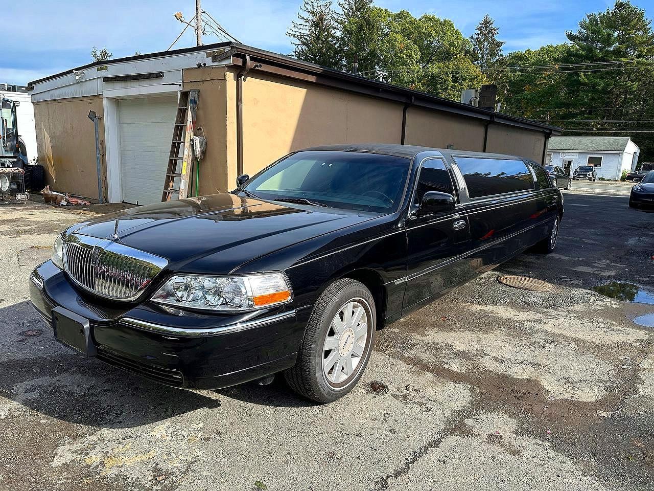 2005 Lincoln Town Car Executive - Фото 2