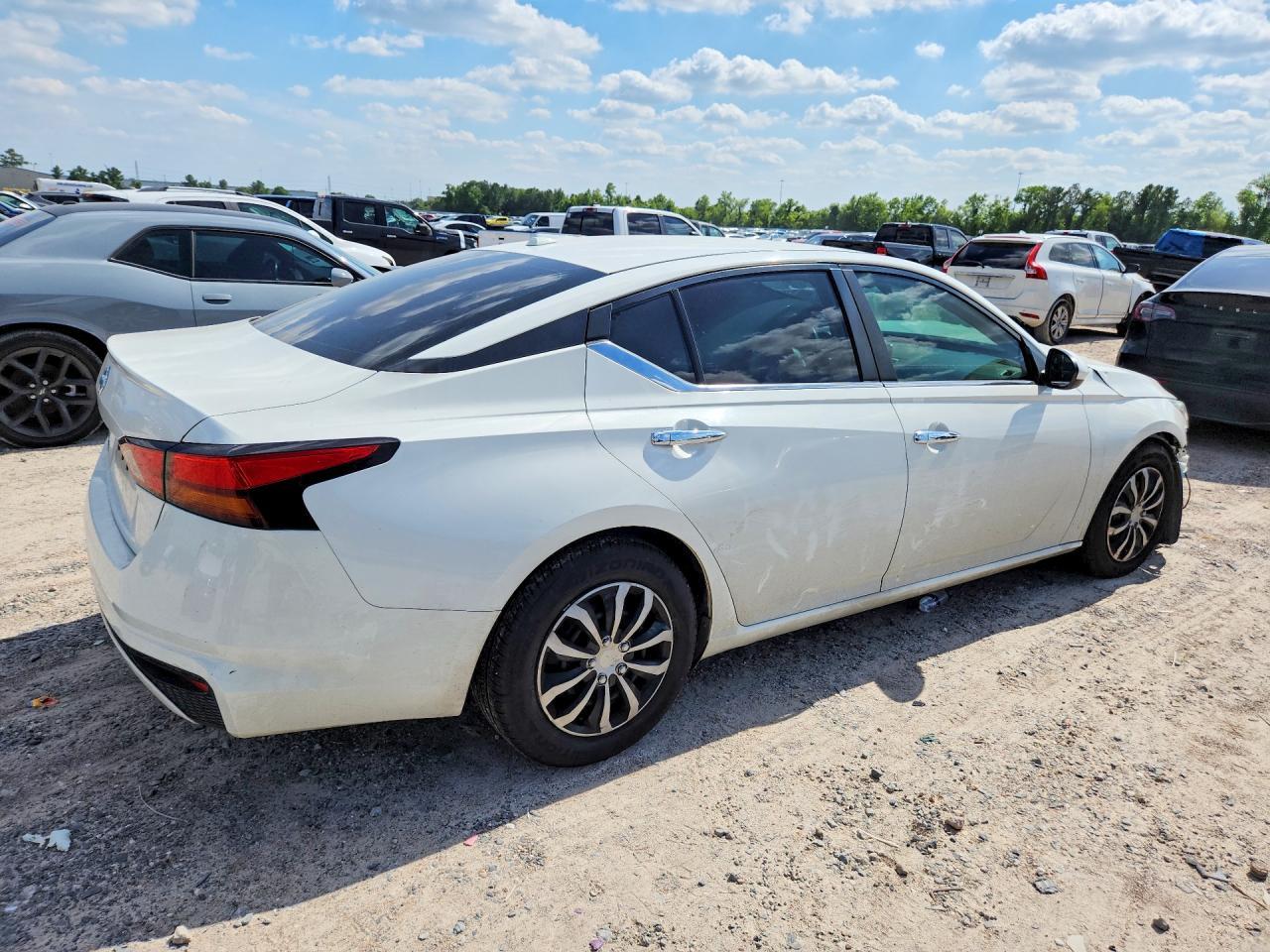 2019 Nissan Altima S - Фото 3