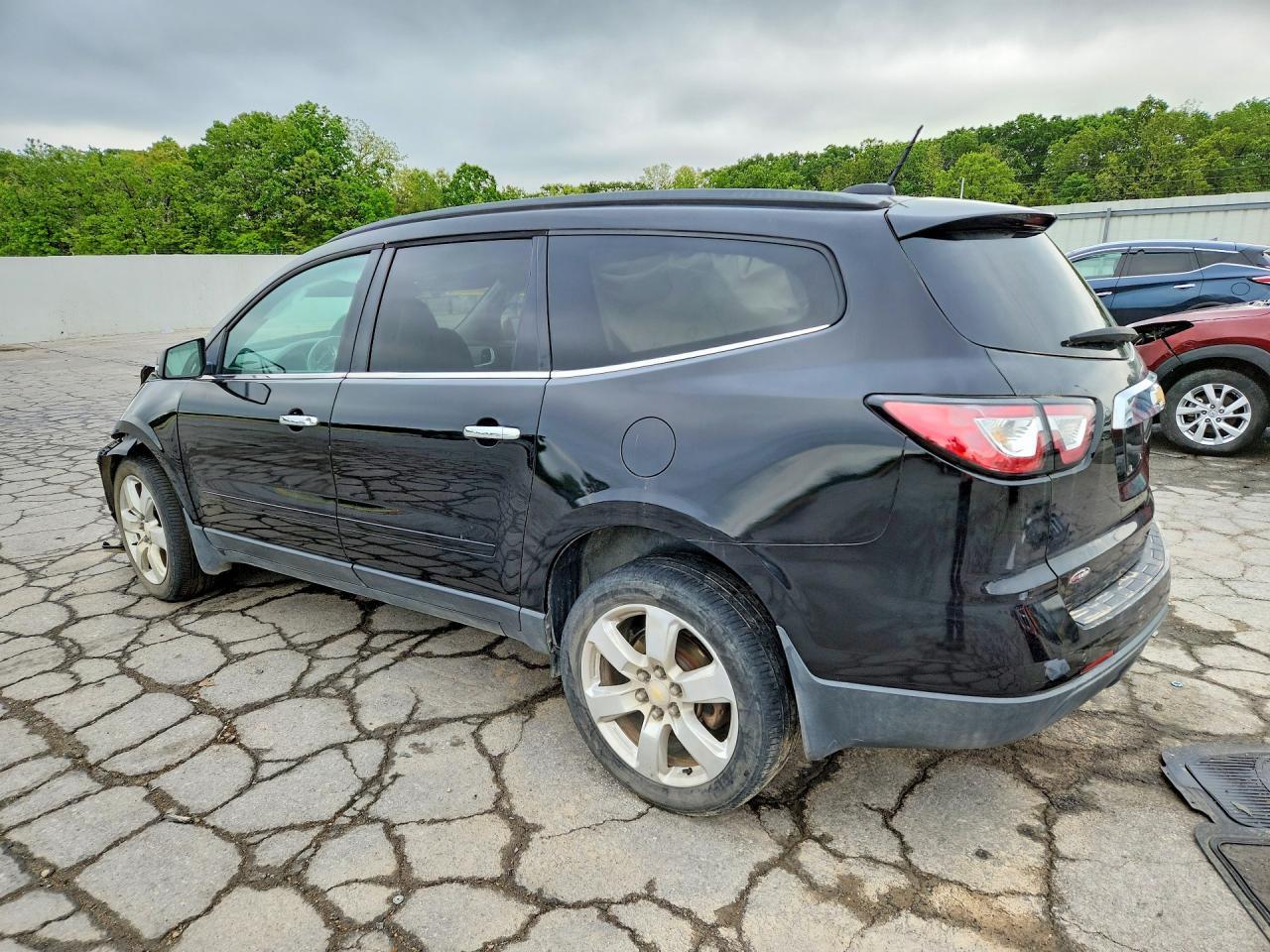 2016 Chevrolet Traverse Lt - Image 2