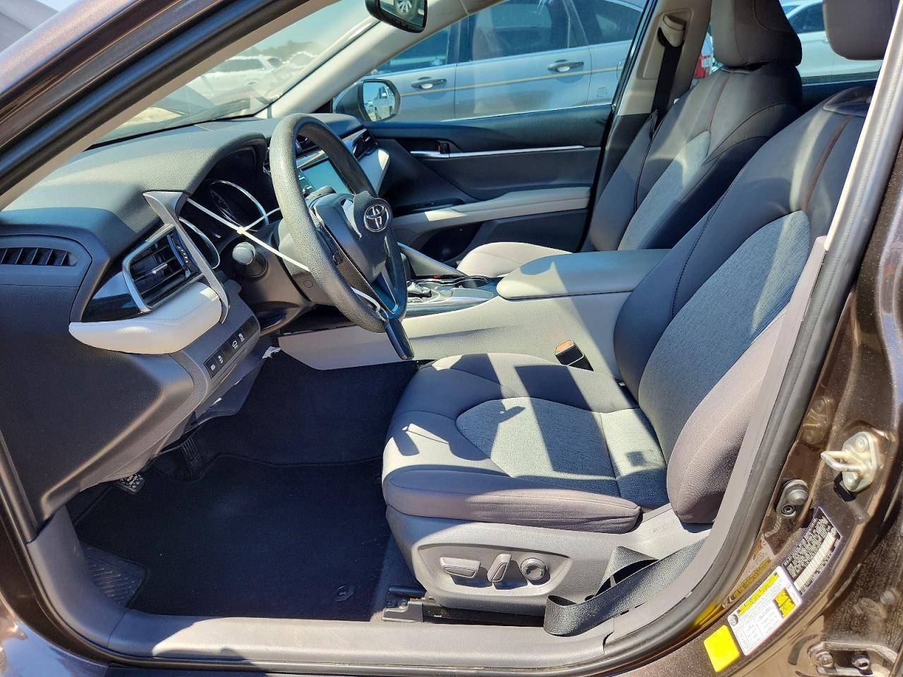 2020 Toyota Camry Le - Фото 7