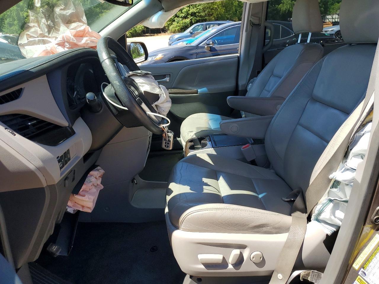 2017 Toyota Sienna Xle Premium 8-Passenger - Image 7
