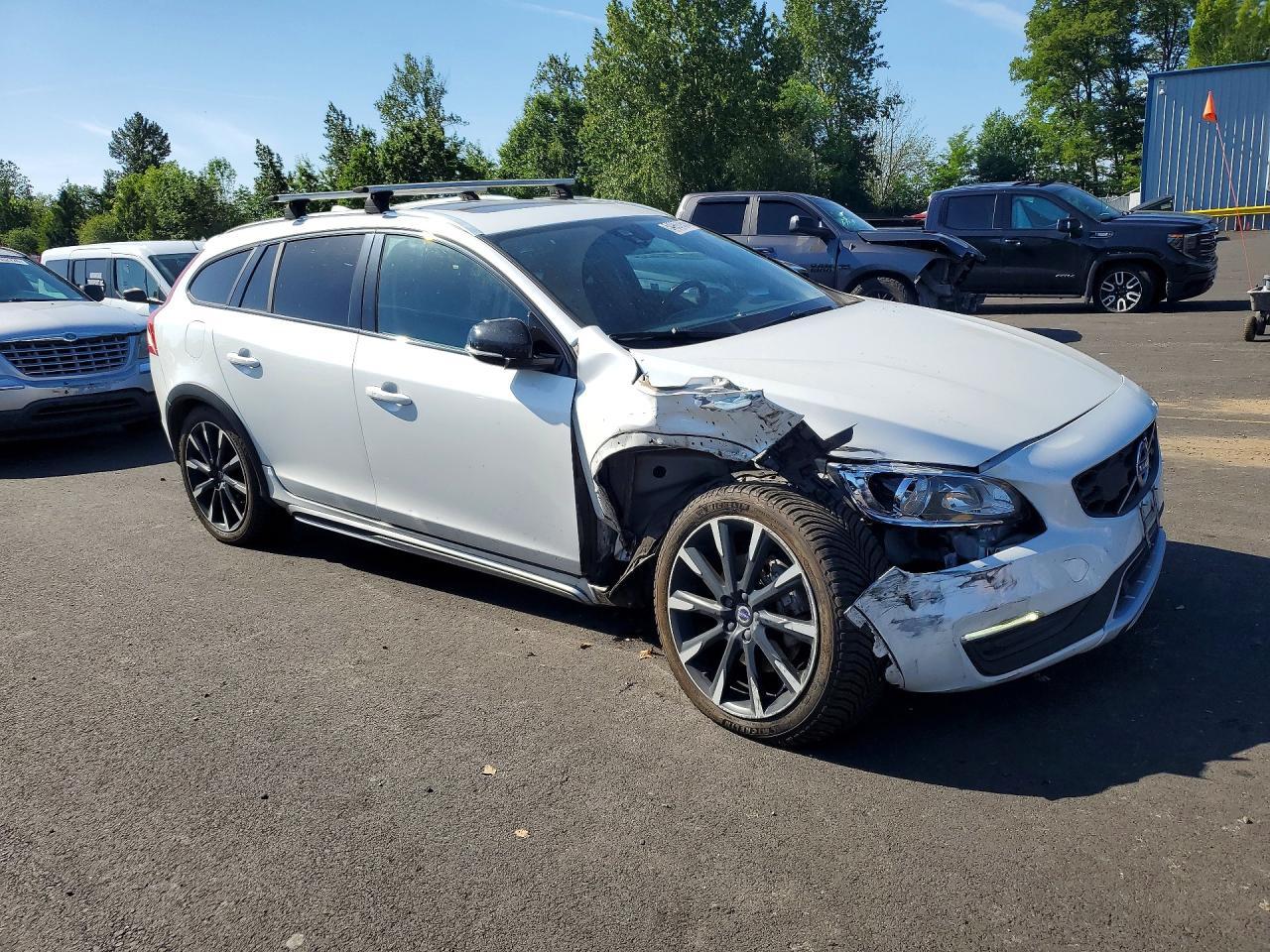 2017 Volvo V60 Cross Country Premier - Image 4