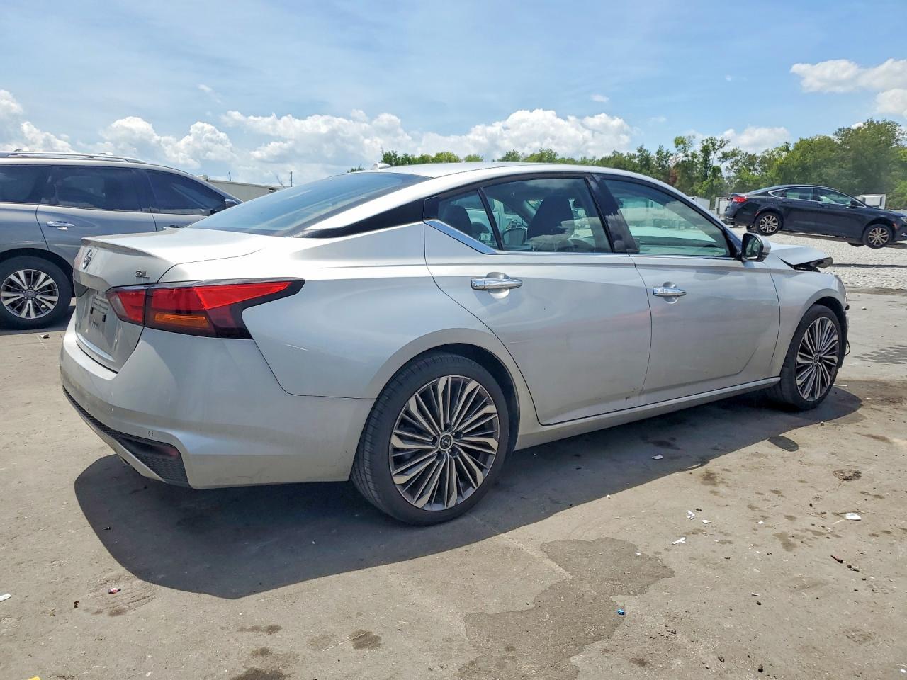 2023 Nissan Altima Sl - Image 3