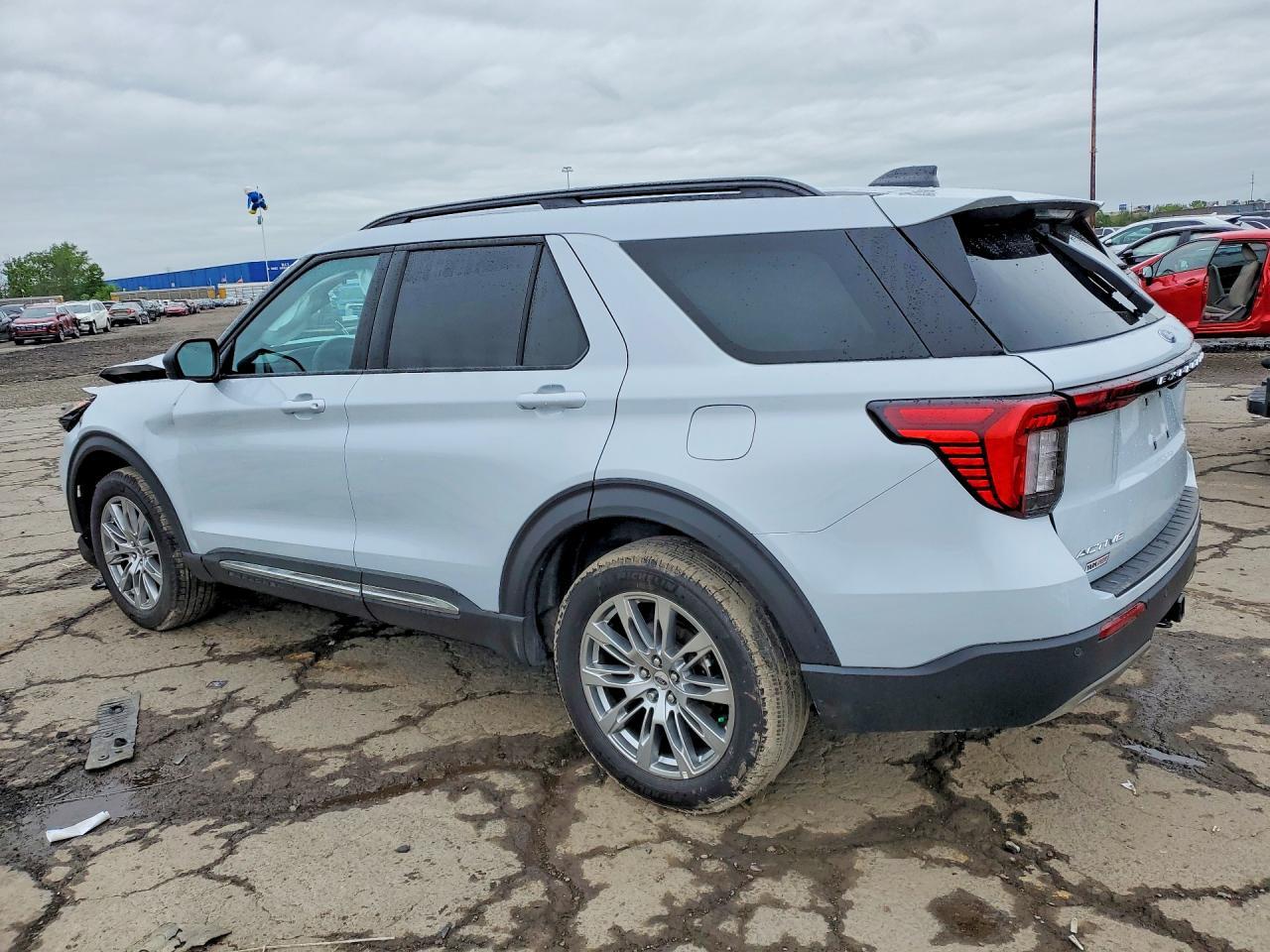 2025 Ford Explorer Active - Image 2