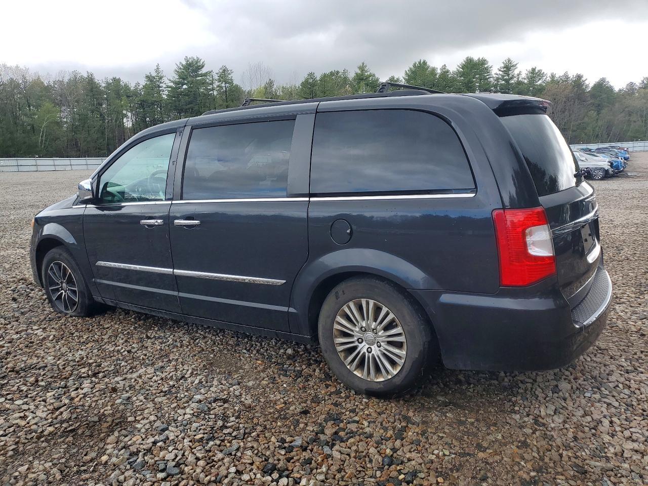 2015 Chrysler Town & Country Touring L - Фото 2