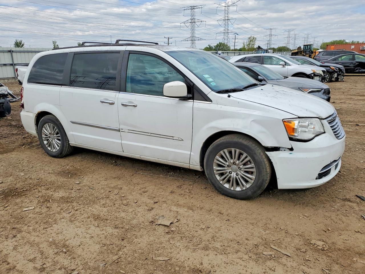 2015 Chrysler Town & Country Touring L - Image 4
