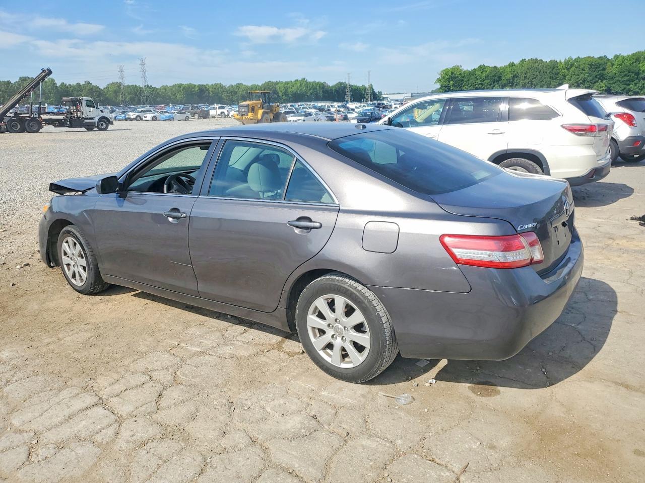 2011 Toyota Camry Le - Фото 2