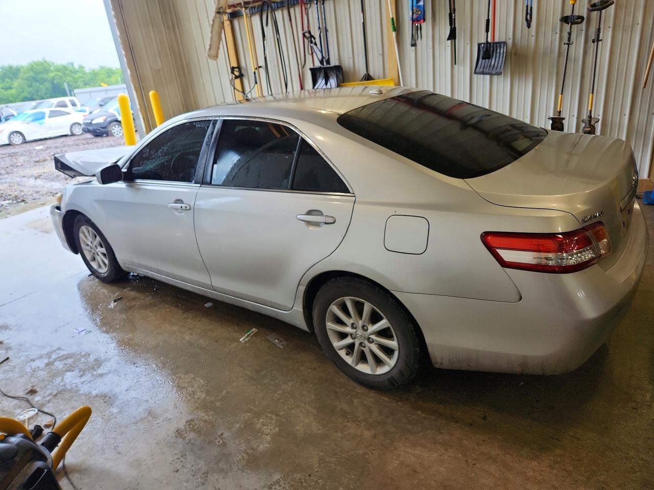 2011 Toyota Camry - Фото 2